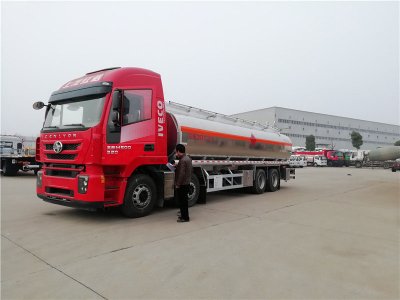 上汽紅巖29.7方前四后八鋁合金運油車，20噸運油車